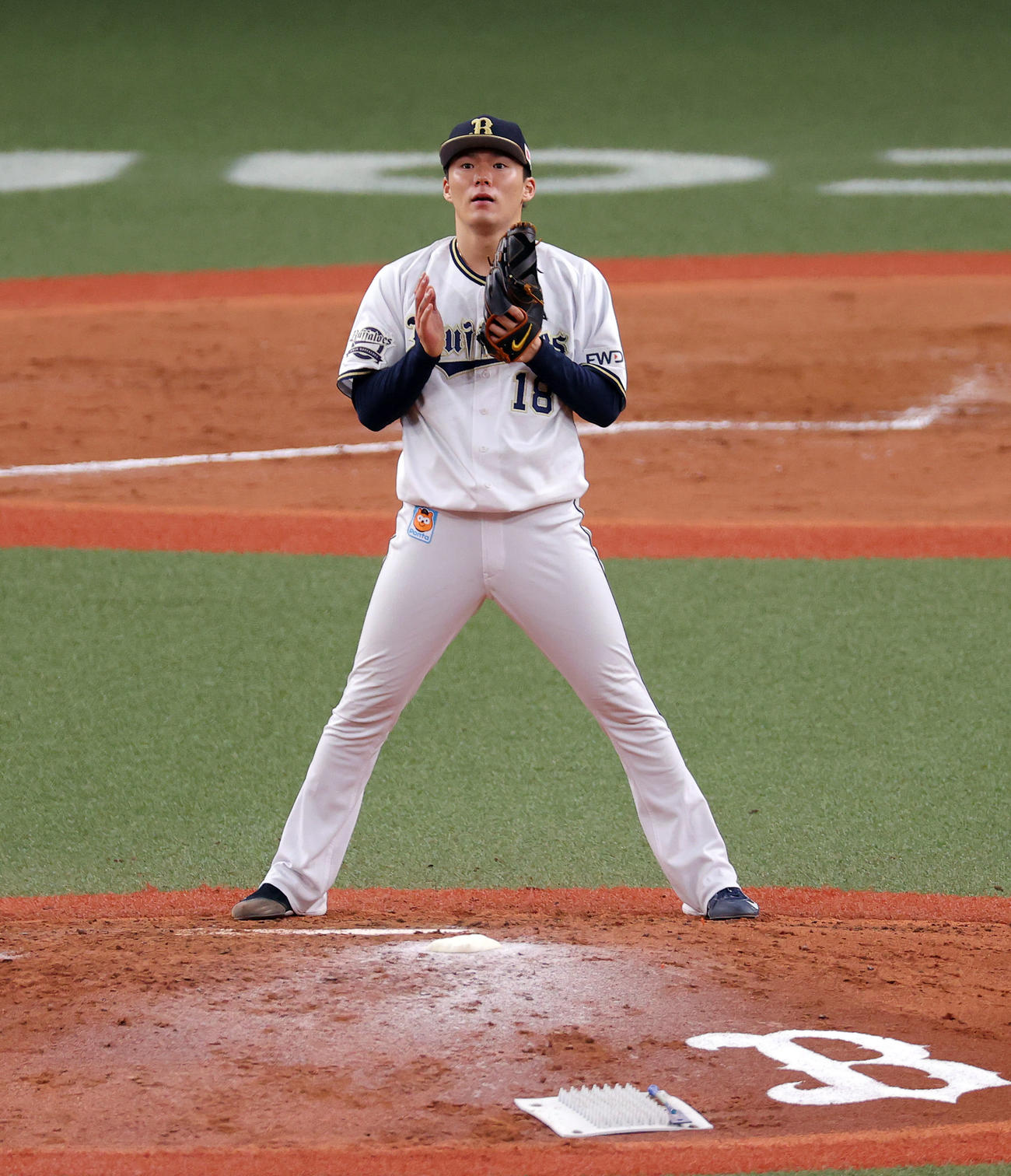 オリックス対ロッテ　9回表ロッテ2死、中村奨を中飛に仕留め、ほっとしたような表情でグラブをたたく山本（撮影・前田充）