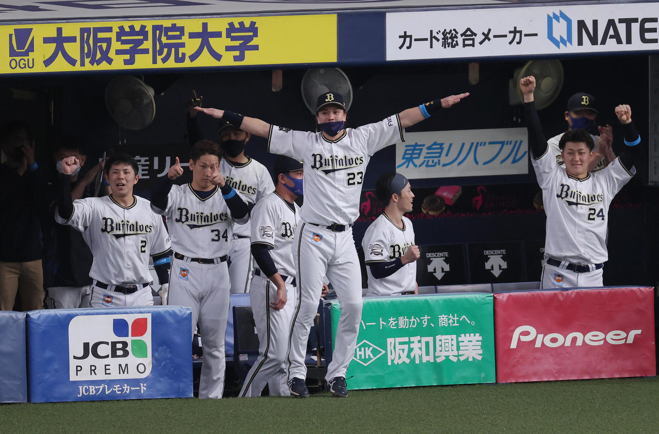 オリックス対ロッテ　1回裏オリックス2死一、二塁、T－岡田が先制の右前適時打を放ち、ベンチで喜ぶ伏見（中央）らオリックスナイン（撮影・前田充）