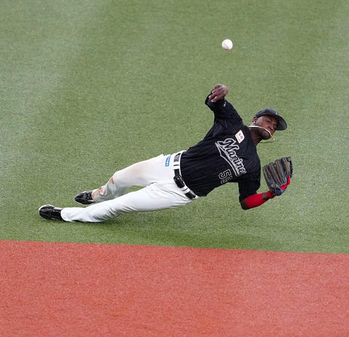 オリックス対ロッテ　6回裏オリックス1死二塁、安達の打球を処理し遊ゴロとするエチェバリア（撮影・江口和貴）