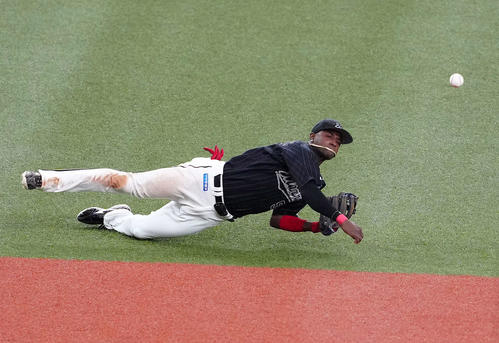 オリックス対ロッテ　6回裏オリックス1死二塁、安達の打球を処理し遊ゴロとするエチェバリア（撮影・江口和貴）