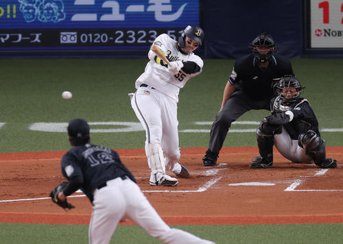 オリックス対ロッテ　1回裏オリックス2死一、二塁、先制の右前適時打を放つT－岡田。投手石川（撮影・前田充）