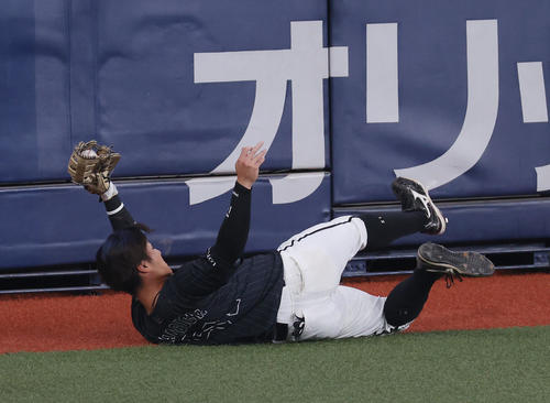 オリックス対ロッテ　5回裏オリックス無死、紅林の邪飛を好捕する右翼手山口（撮影・前田充）