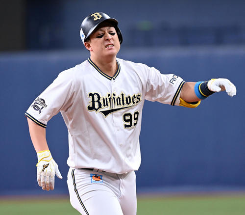 オリックス対ロッテ　5回裏オリックス2死満塁、三塁ゴロに倒れ悔しがる杉本（撮影・前岡正明）