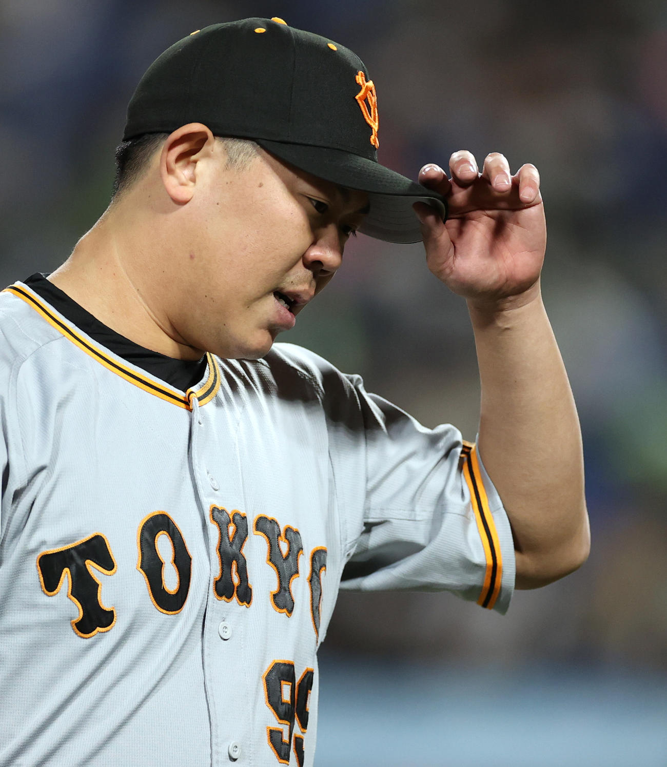 ヤクルト対巨人　1回裏を終え、悔しそうな表情でベンチに戻る山口（撮影・狩俣裕三）