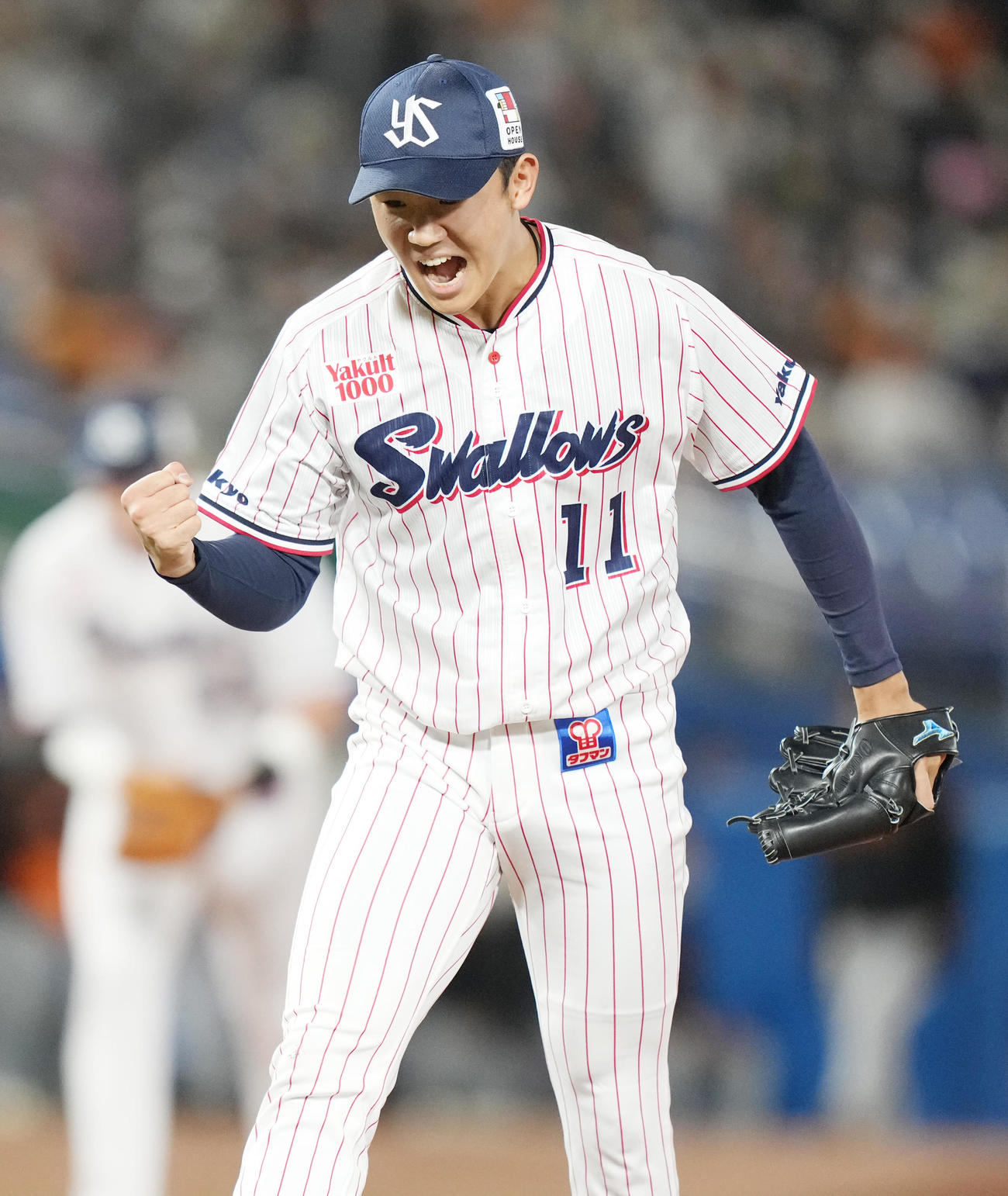 ヤクルト対巨人　5回表巨人2死一、三塁、代打八百板を見逃し三振に仕留め雄たけびを上げる奥川（撮影・鈴木みどり）