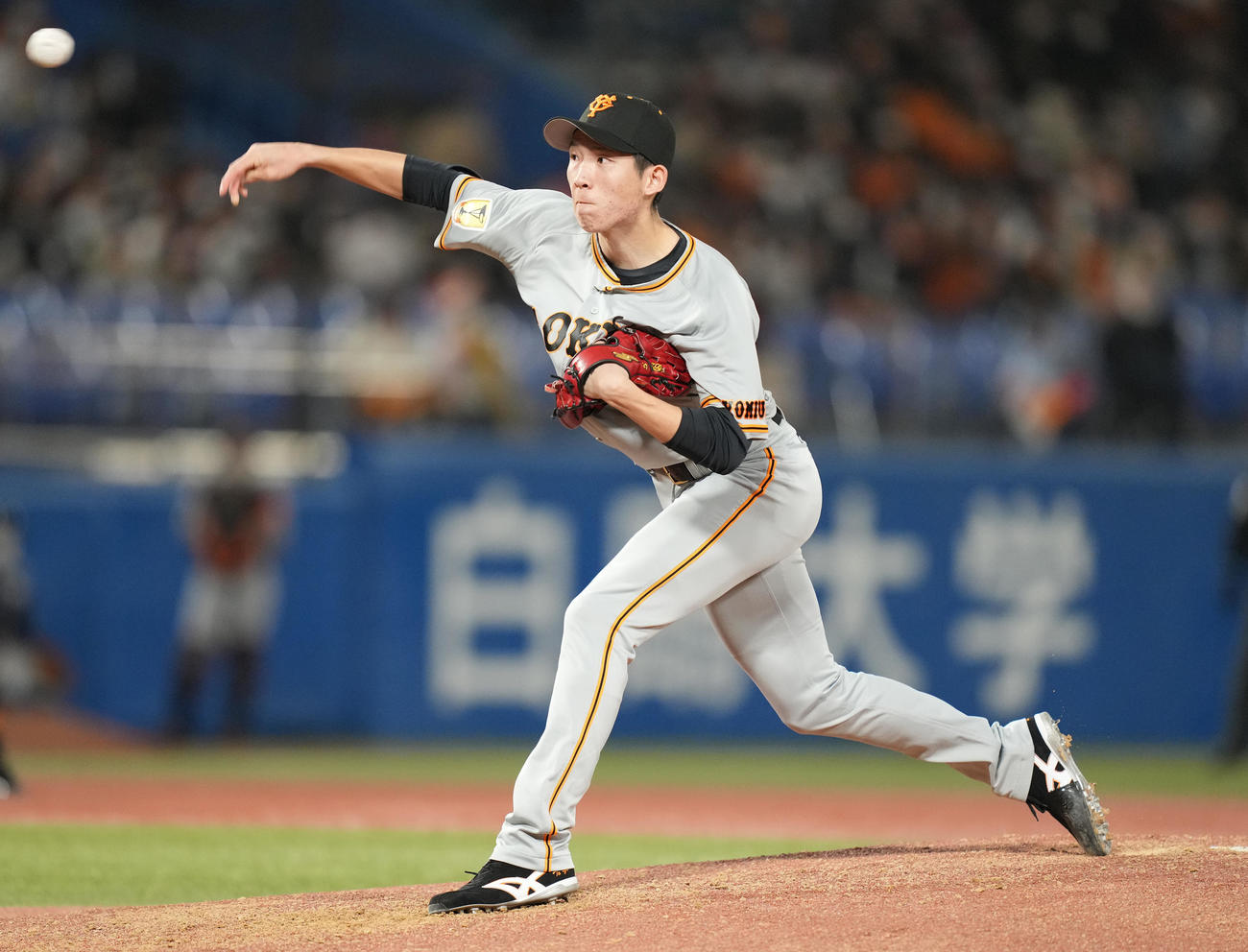 ヤクルト対巨人　5回裏から2番手で登板した巨人戸郷（撮影・鈴木みどり）