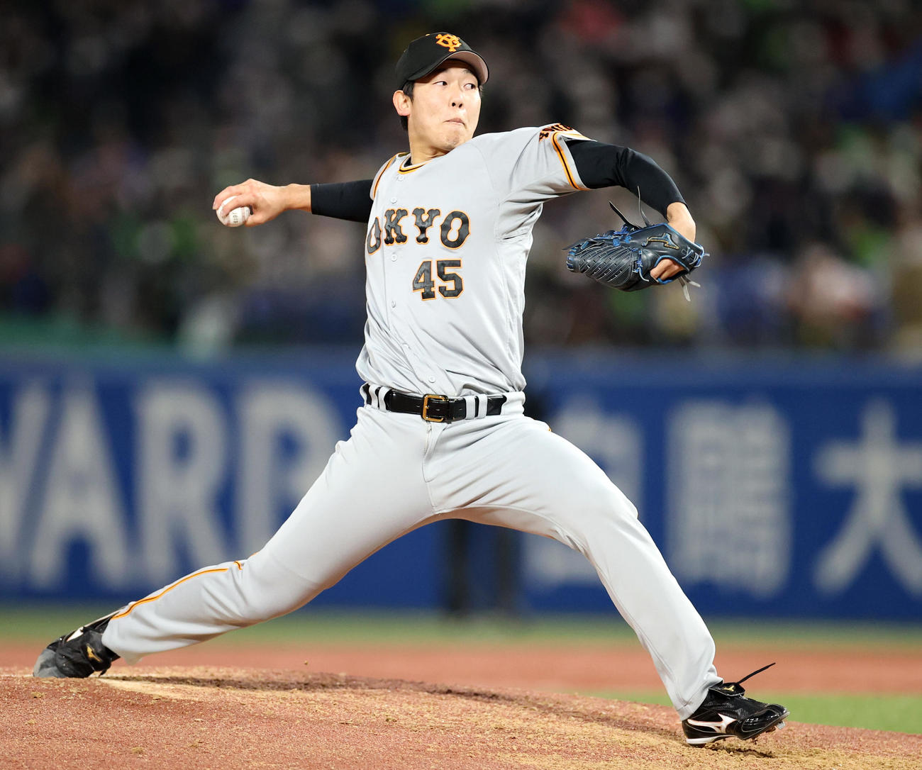 ヤクルト対巨人　7回裏から登板する畠（撮影・狩俣裕三）