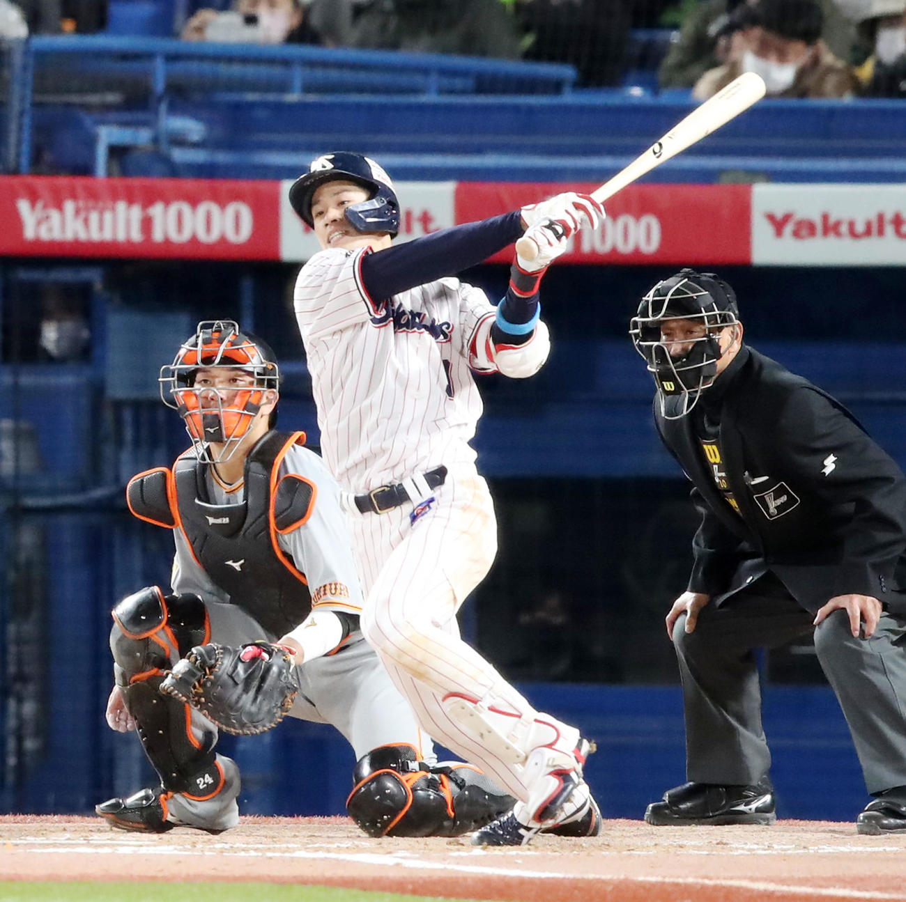 ヤクルト対巨人　7回表巨人1死三塁、塩見は左に適時二塁打を放つ（撮影・加藤哉）