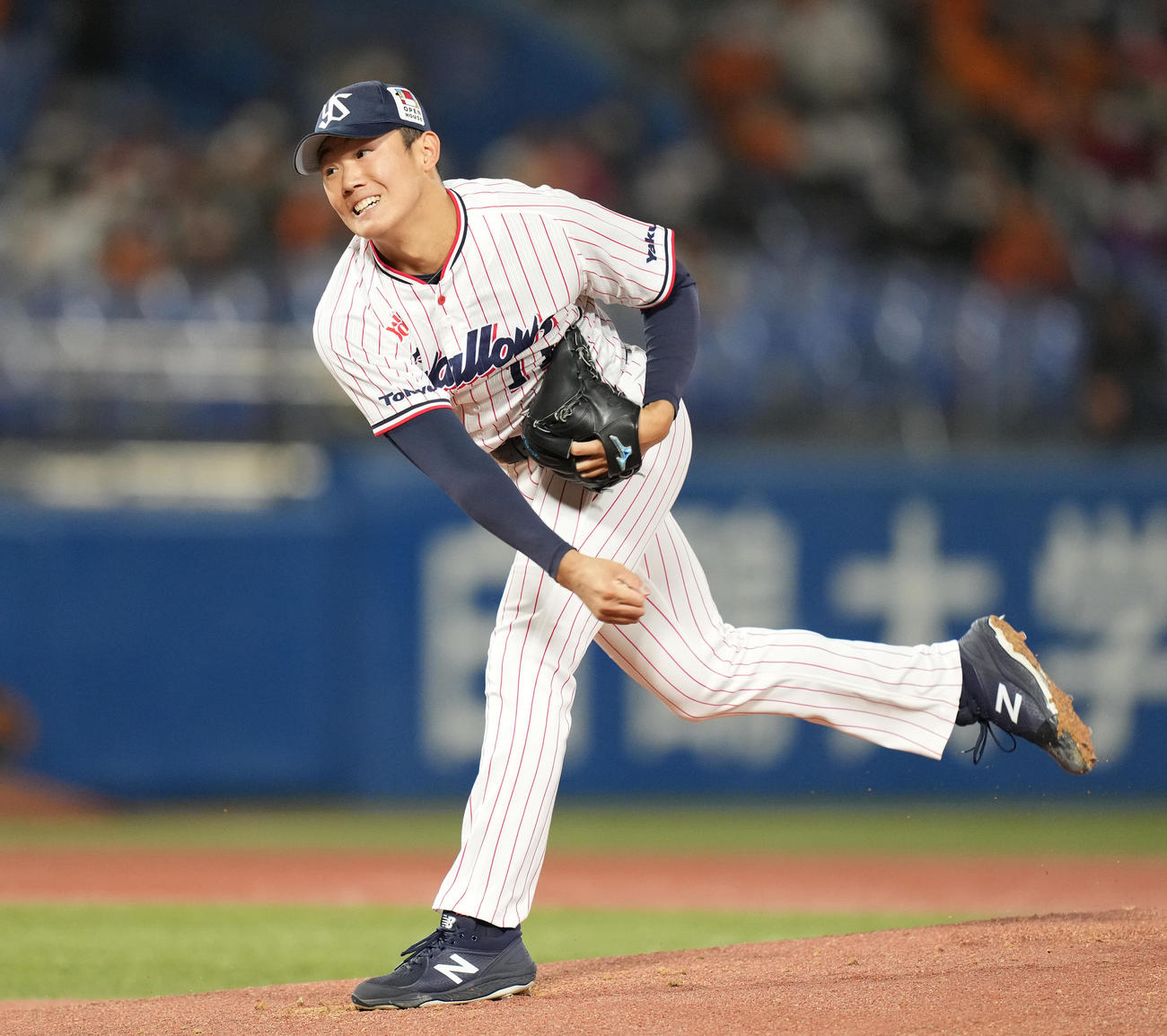 ヤクルト対巨人　先発し力投するヤクルト奥川（撮影・鈴木みどり）