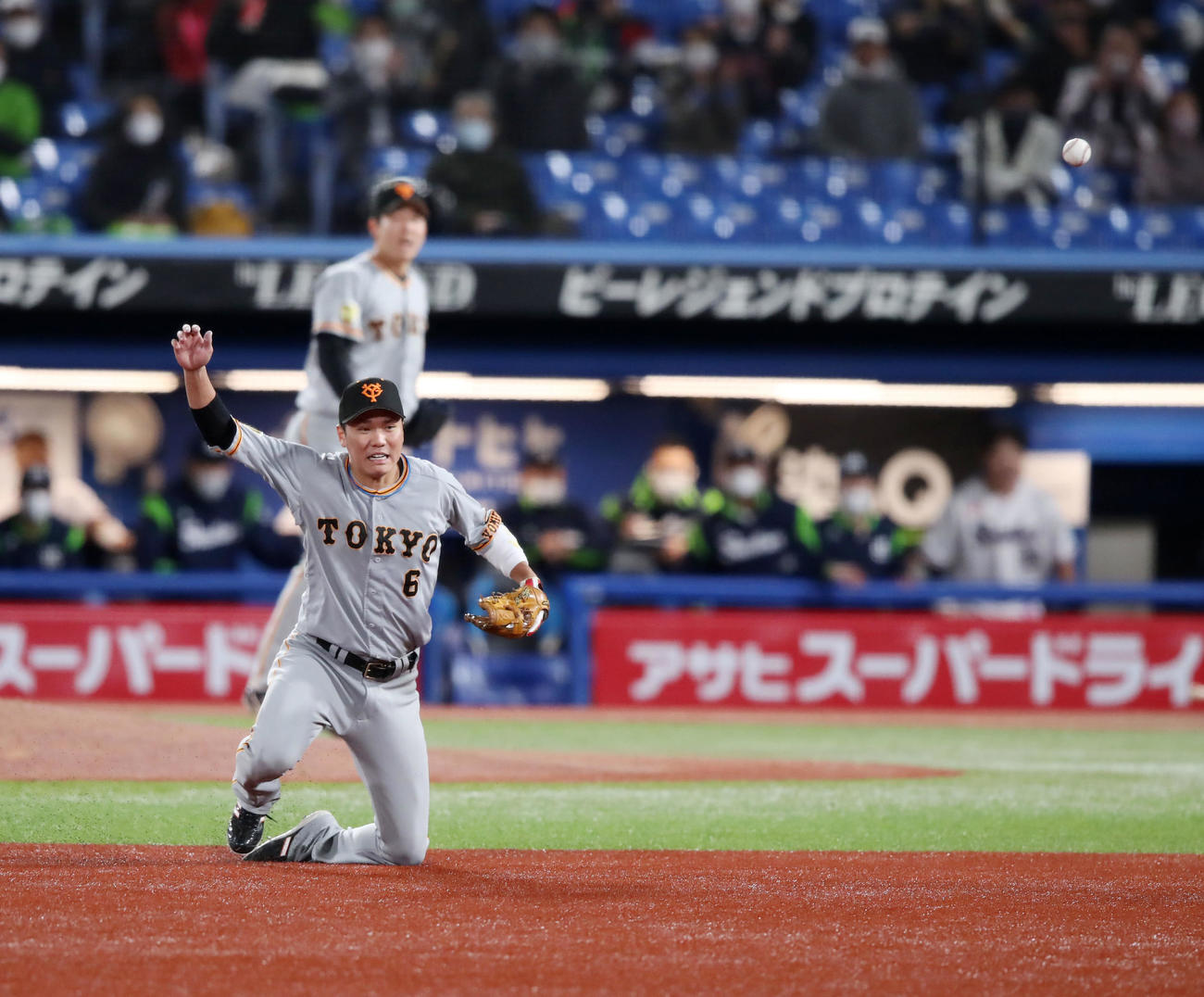 ヤクルト対巨人　7回表巨人1死三塁、坂本は塩見の打球を後方へはじき適時打となる（撮影・加藤哉）