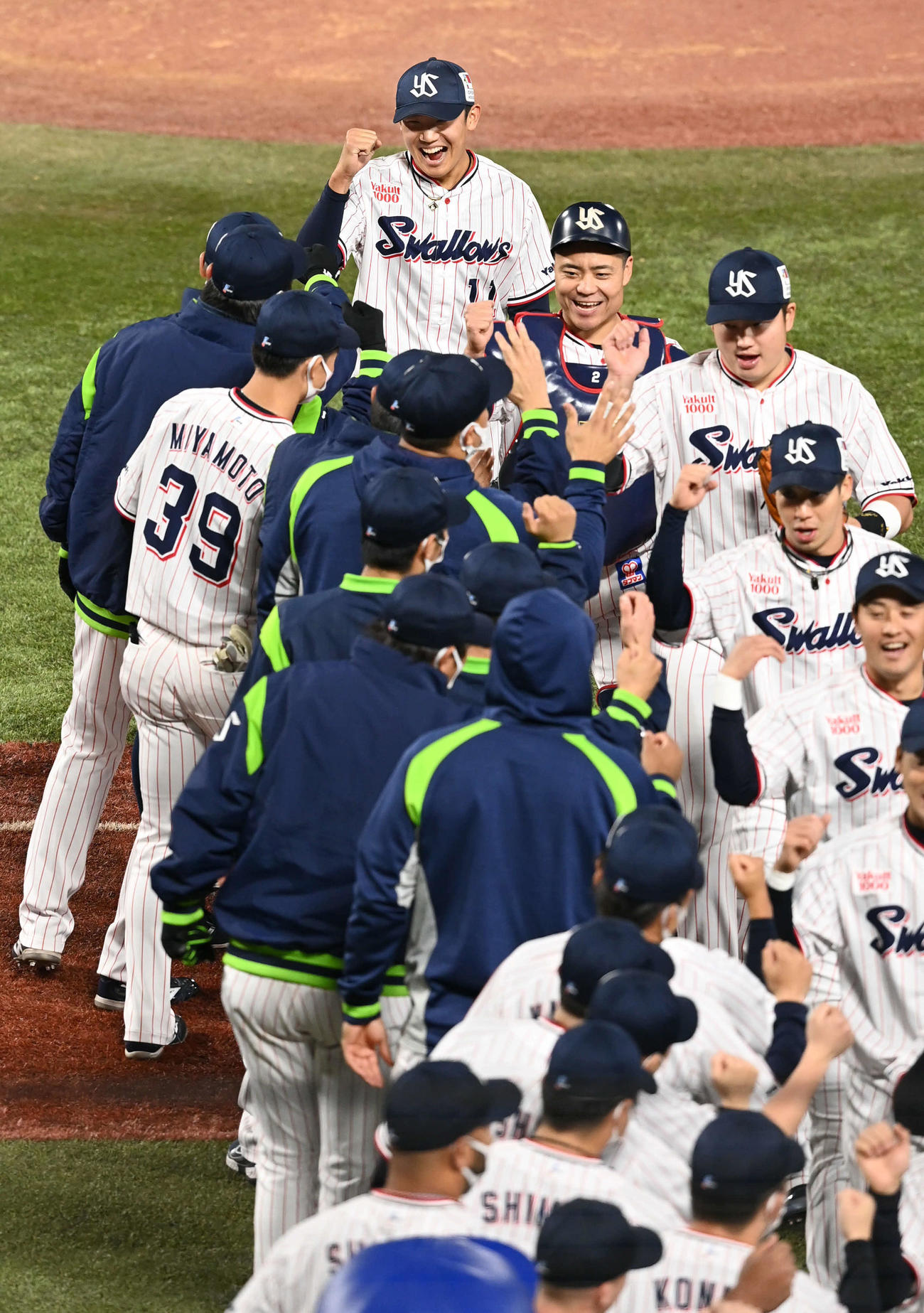 ヤクルト対巨人　奥川（後方）の活躍で初戦に勝利したヤクルト（撮影・たえ見朱実）