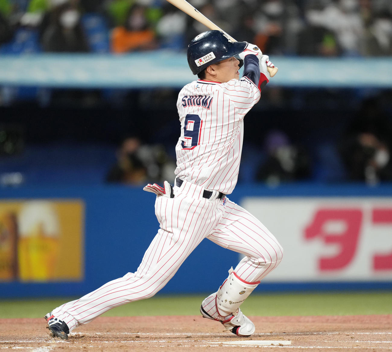 ヤクルト対巨人　1回裏ヤクルト無死、左中間に二塁打を放つ塩見（撮影・鈴木みどり）