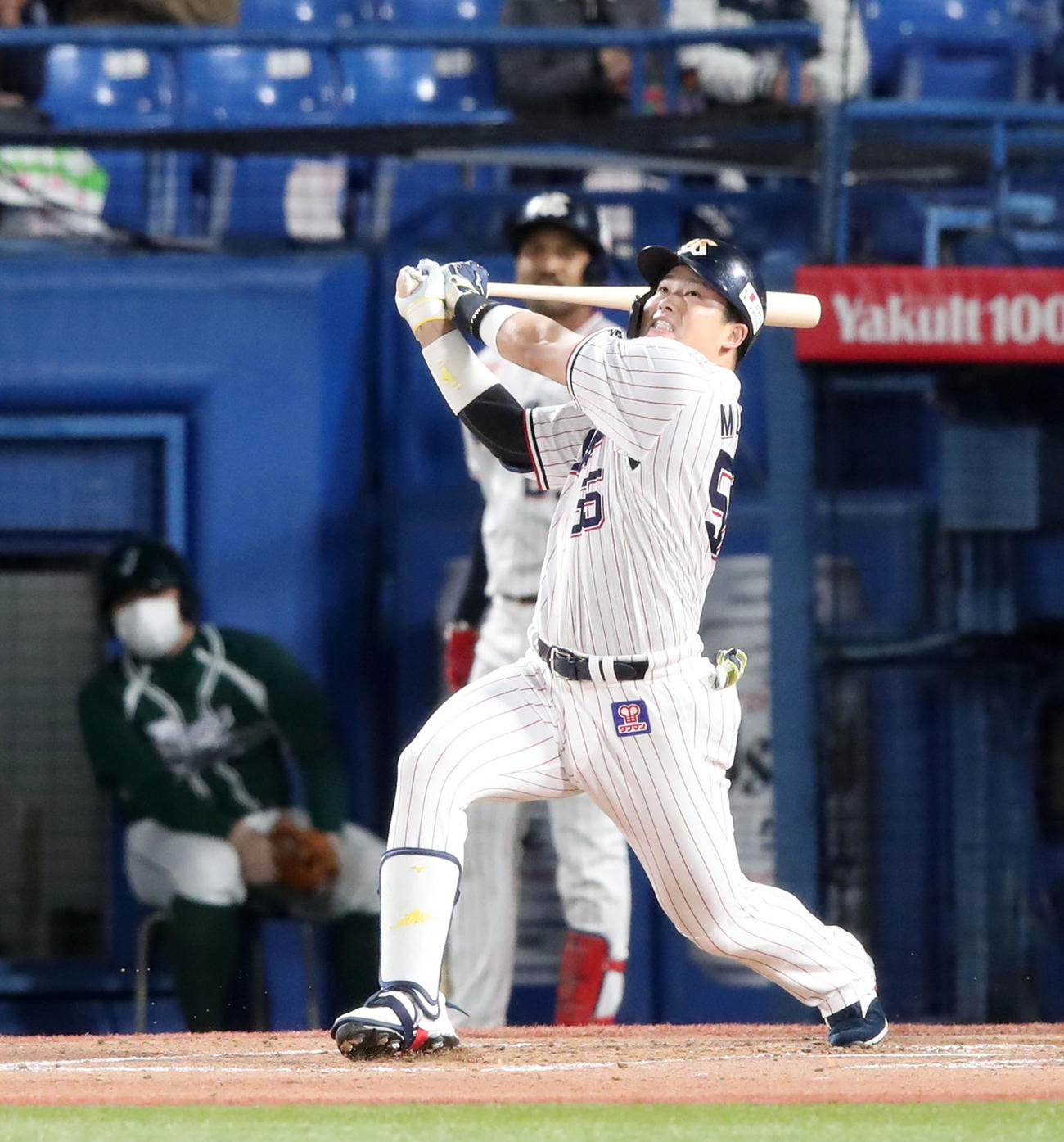 ヤクルト対巨人　1回裏ヤクルト1死一、三塁、村上は遊犠飛を打ち上げる（撮影・加藤哉）