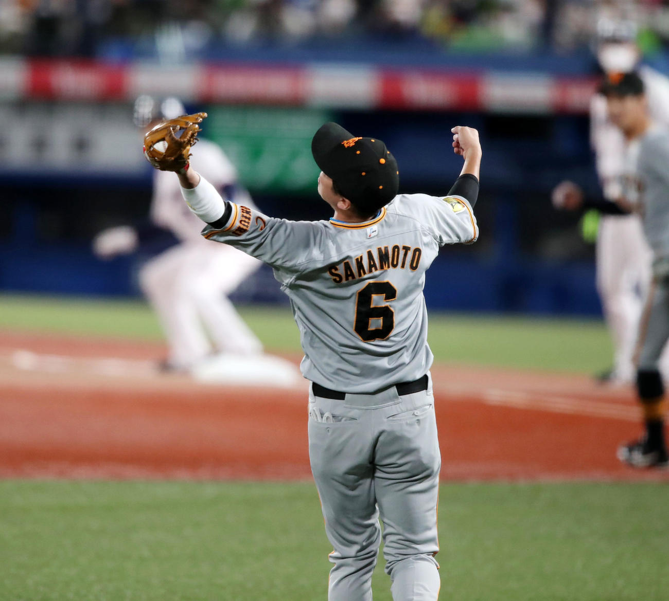 ヤクルト対巨人　1回裏ヤクルト1死一、三塁、坂本は村上の飛球を捕球する（撮影・加藤哉）