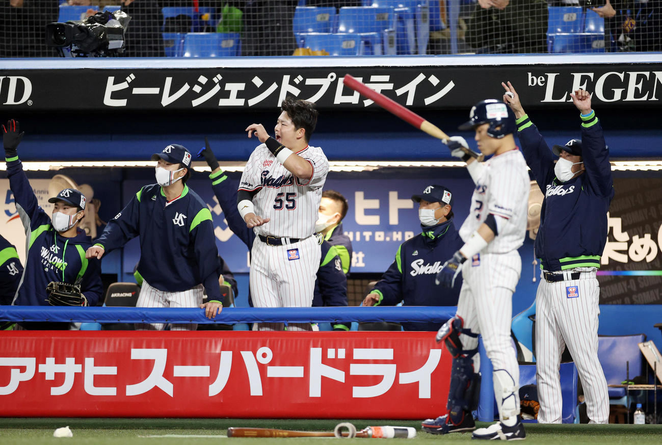 ヤクルト対巨人　1回裏ヤクルト2死一塁、サンタナが2点本塁打を放ち、バンザイで喜ぶ高津監督（右端）、村上（中央）らヤクルトベンチ（撮影・狩俣裕三）