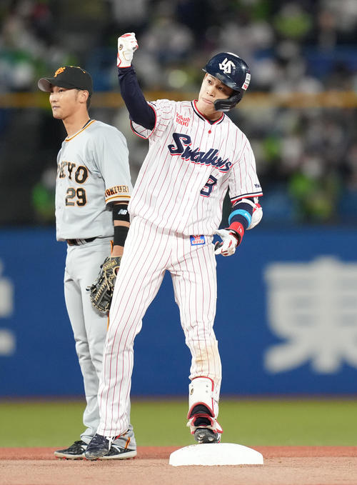 ヤクルト対巨人　7回裏ヤクルト1死三塁、左適時二塁打を放った塩見は塁上でガッツポーズ（撮影・鈴木みどり）