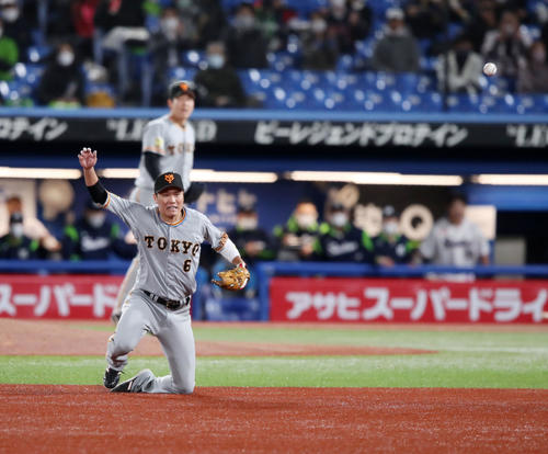 ヤクルト対巨人　7回表巨人1死三塁、坂本は塩見の打球を後方へはじき適時打となる（撮影・加藤哉）