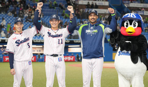 ヤクルト対巨人　完封勝利したヤクルト奥川（左から2人目）は塩見（左）、サンタナと笑顔で写真に納まる（撮影・鈴木みどり）