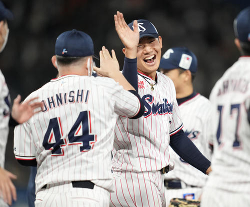 ヤクルト対巨人　完封勝利したヤクルト奥川（右）は大西と笑顔でハイタッチ（撮影・鈴木みどり）