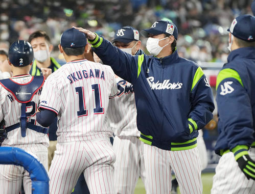 ヤクルト対巨人　完封勝利したヤクルト奥川（左）に頭をなでる高津監督（撮影・鈴木みどり）