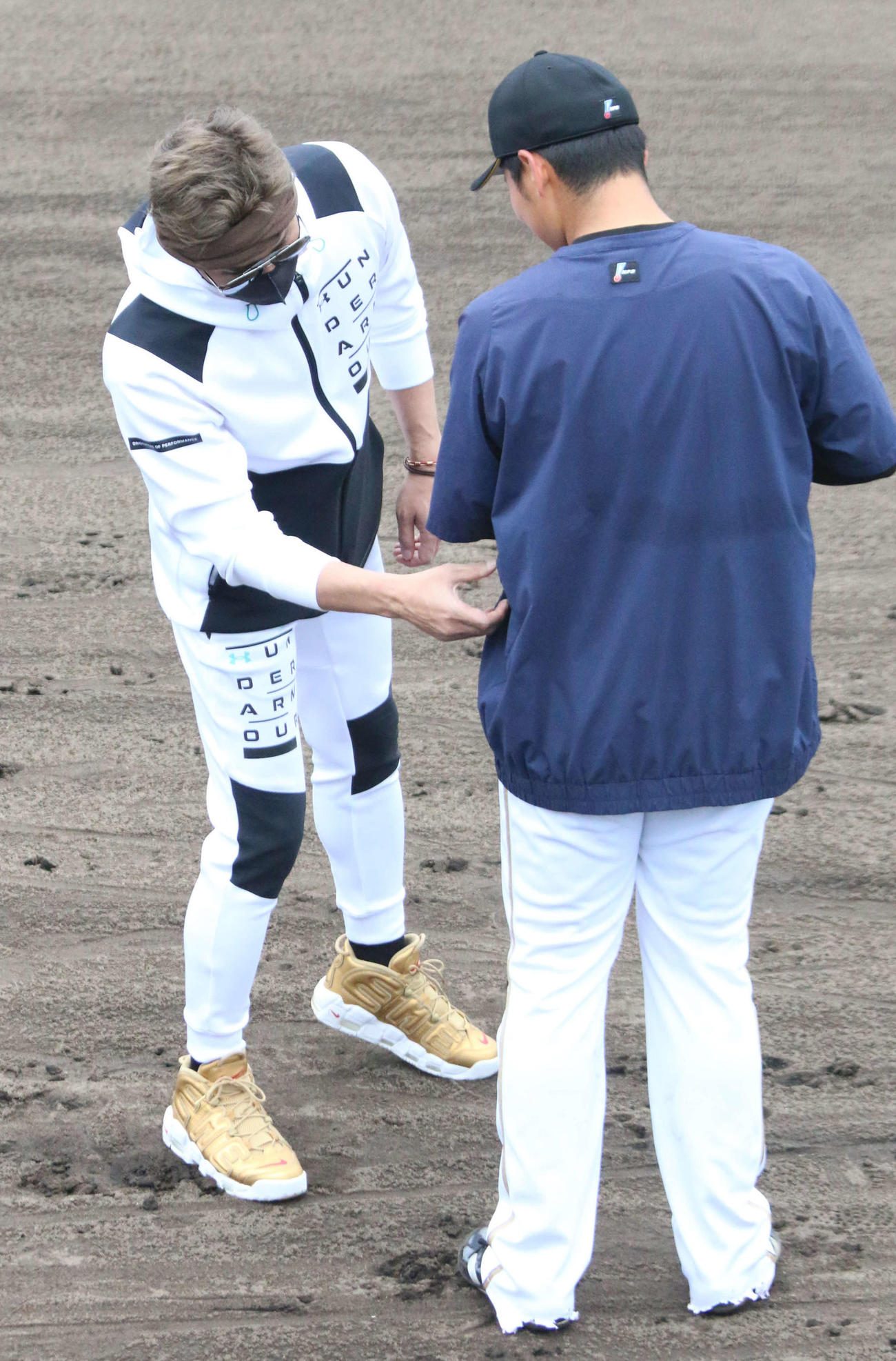 脇腹を触りながら清宮（右）にアドバイスを送る新庄監督（撮影・木下大輔）