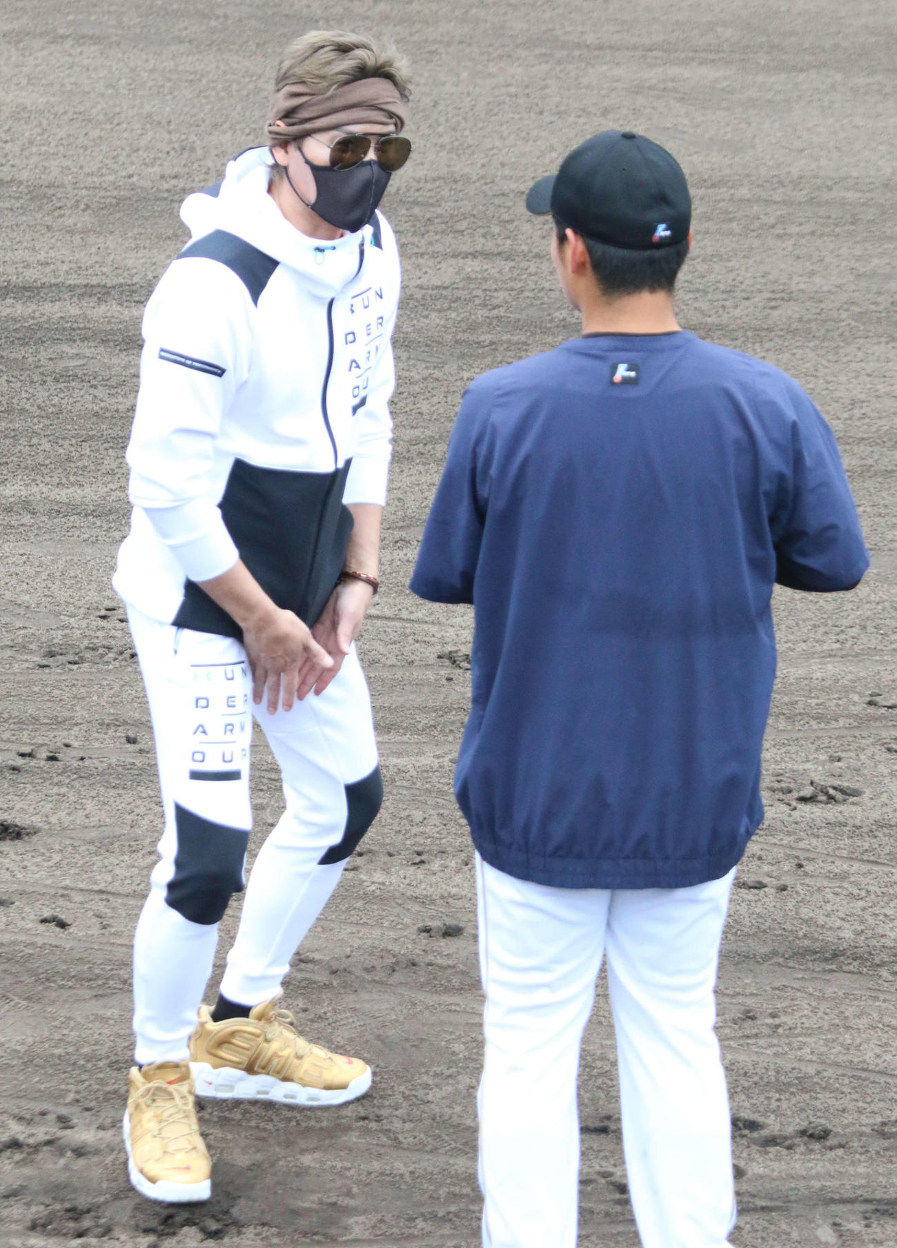 清宮（右）にアドバイスを送る新庄監督（撮影・木下大輔）