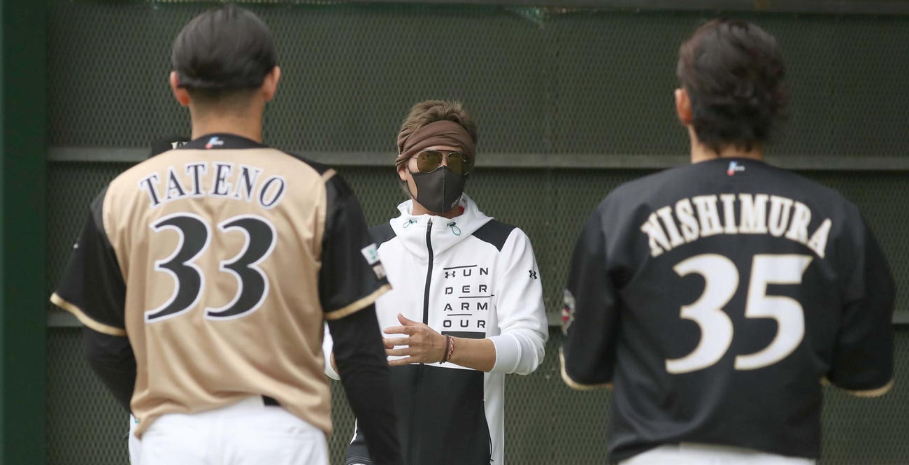 ブルペンで投手に指示を出す新庄監督（撮影・黒川智章）