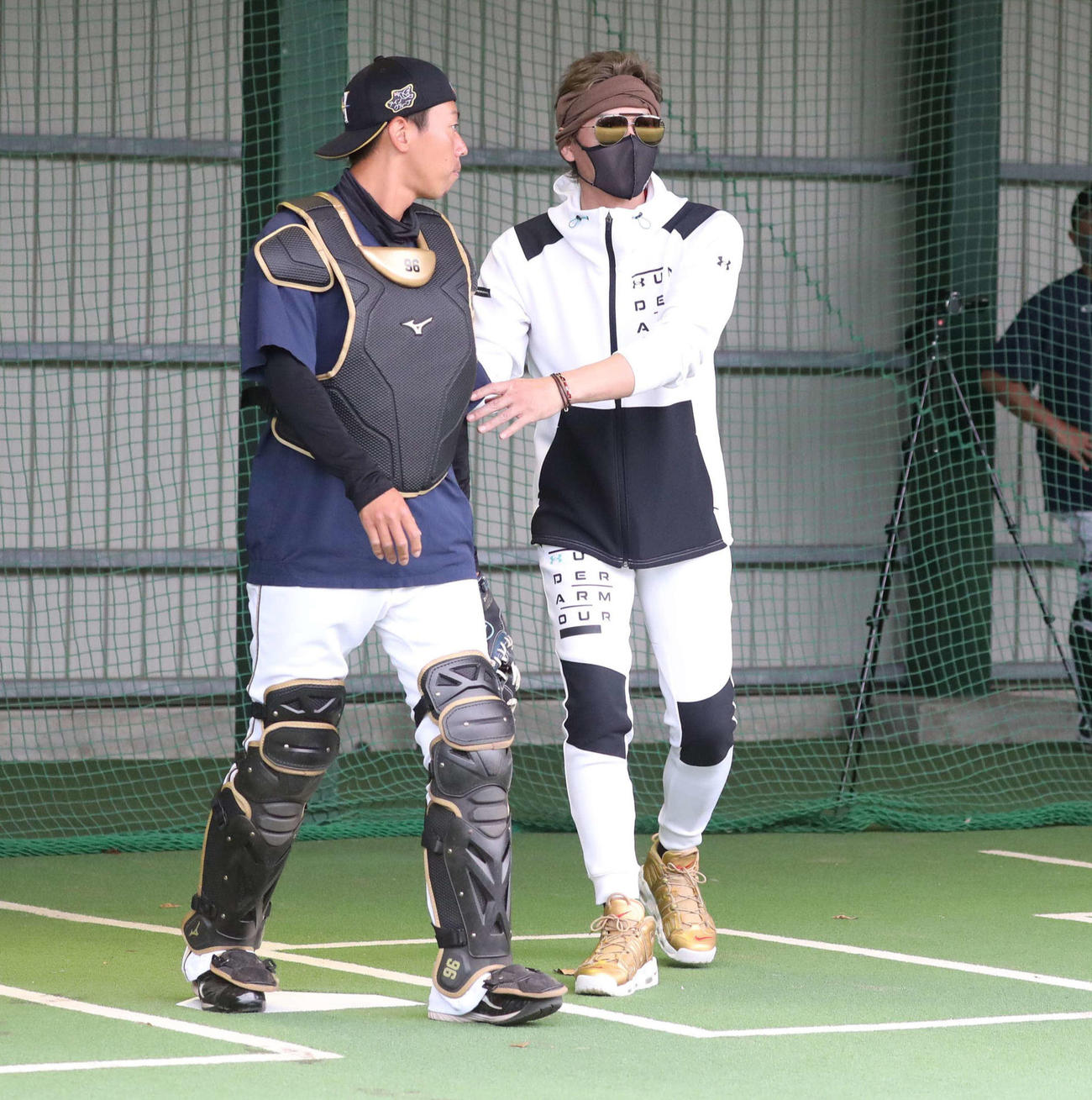ブルペンで捕手の位置を指示する新庄監督（撮影・黒川智章）