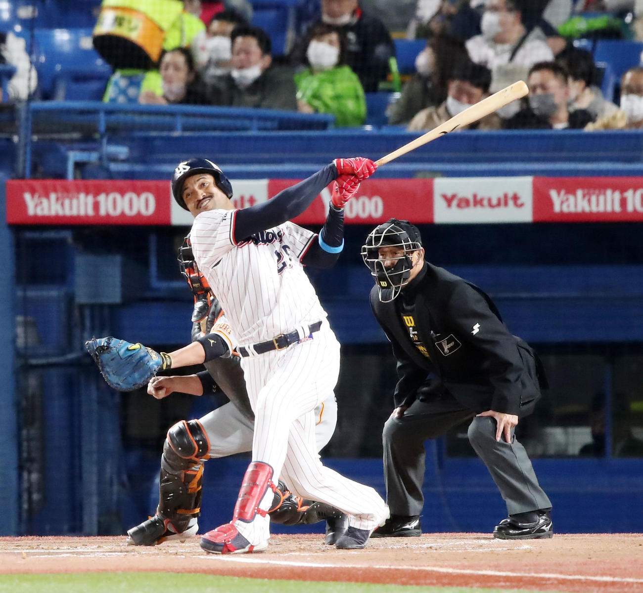 ヤクルト対巨人　1回裏ヤクルト1死一塁、サンタナは左越え2点本塁打を放つ（撮影・加藤哉）
