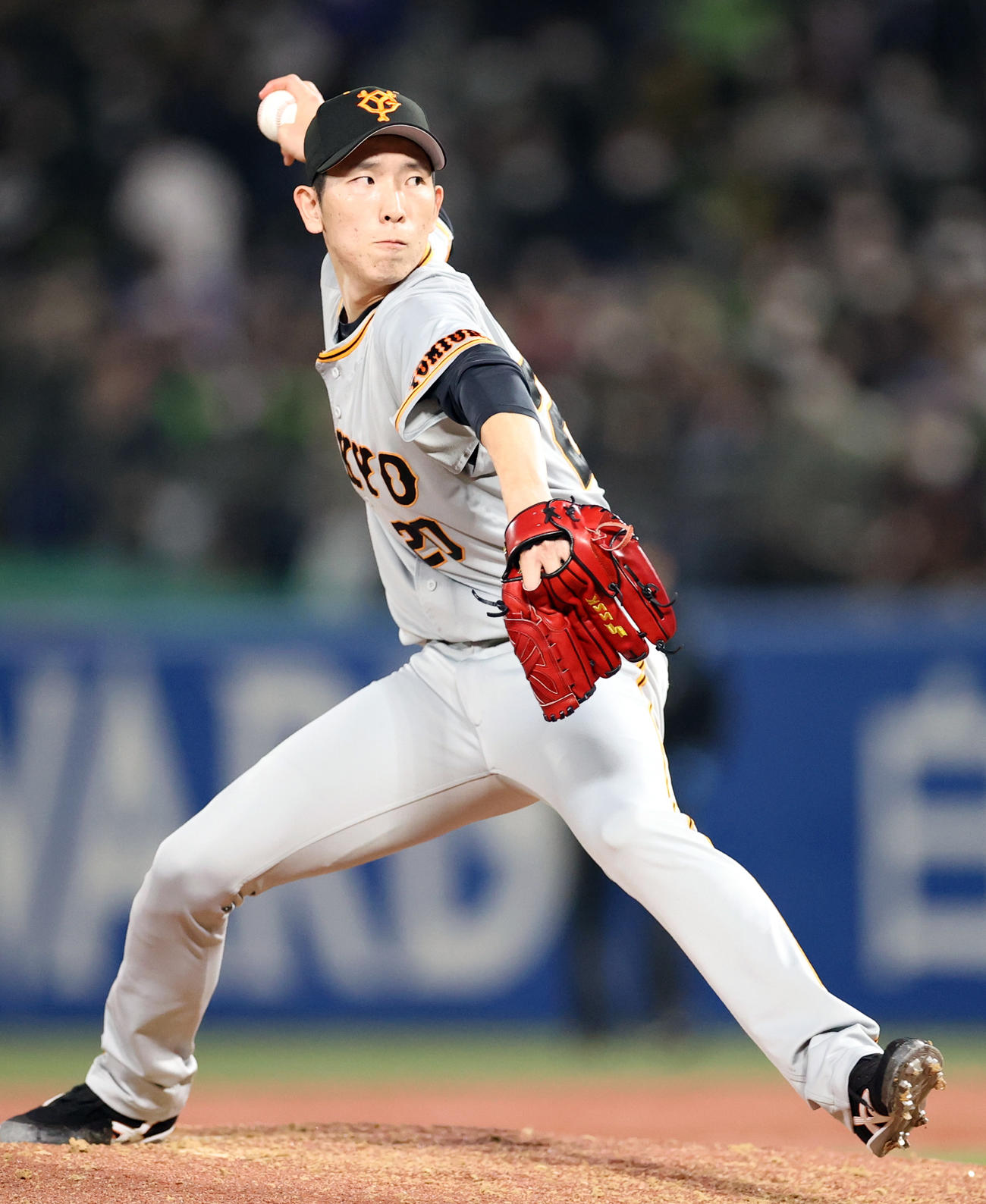 ヤクルト対巨人　5回裏から登板する戸郷（撮影・狩俣裕三）