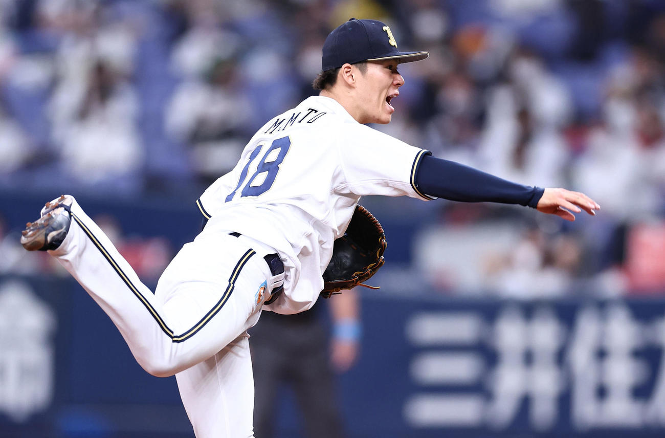 オリックス対ロッテ　雄たけびを上げながら力投するオリックス先発の山本（撮影・垰建太）