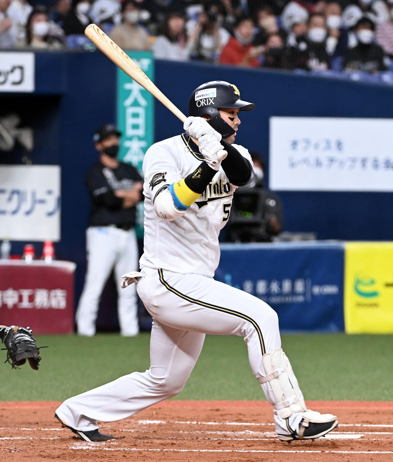 オリックス対ロッテ　1回裏オリックス2死一、二塁、T－岡田は先制の右前適時打を放つ（撮影・前岡正明）