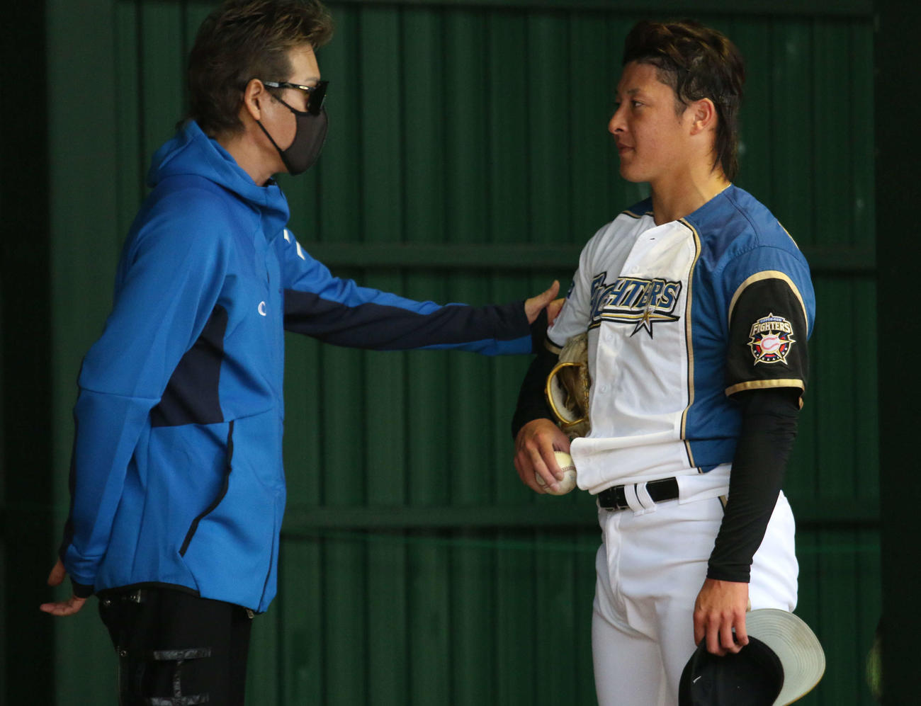 日本ハム秋季キャンプ　新庄監督からアドバイスを受ける吉田（右）（撮影・木下大輔）