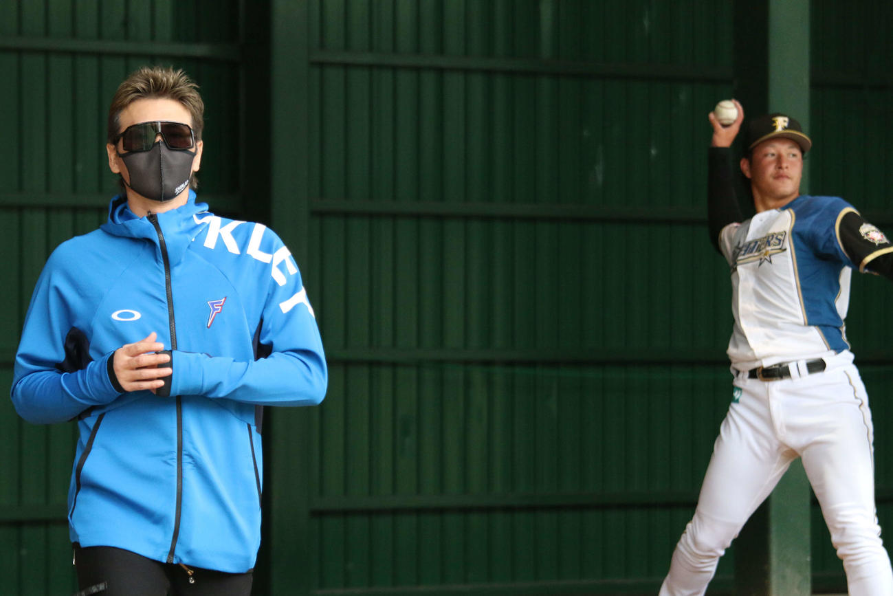 日本ハム秋季キャンプ　吉田（右）へのアドバイスを終え、引き揚げる新庄監督（撮影・木下大輔）