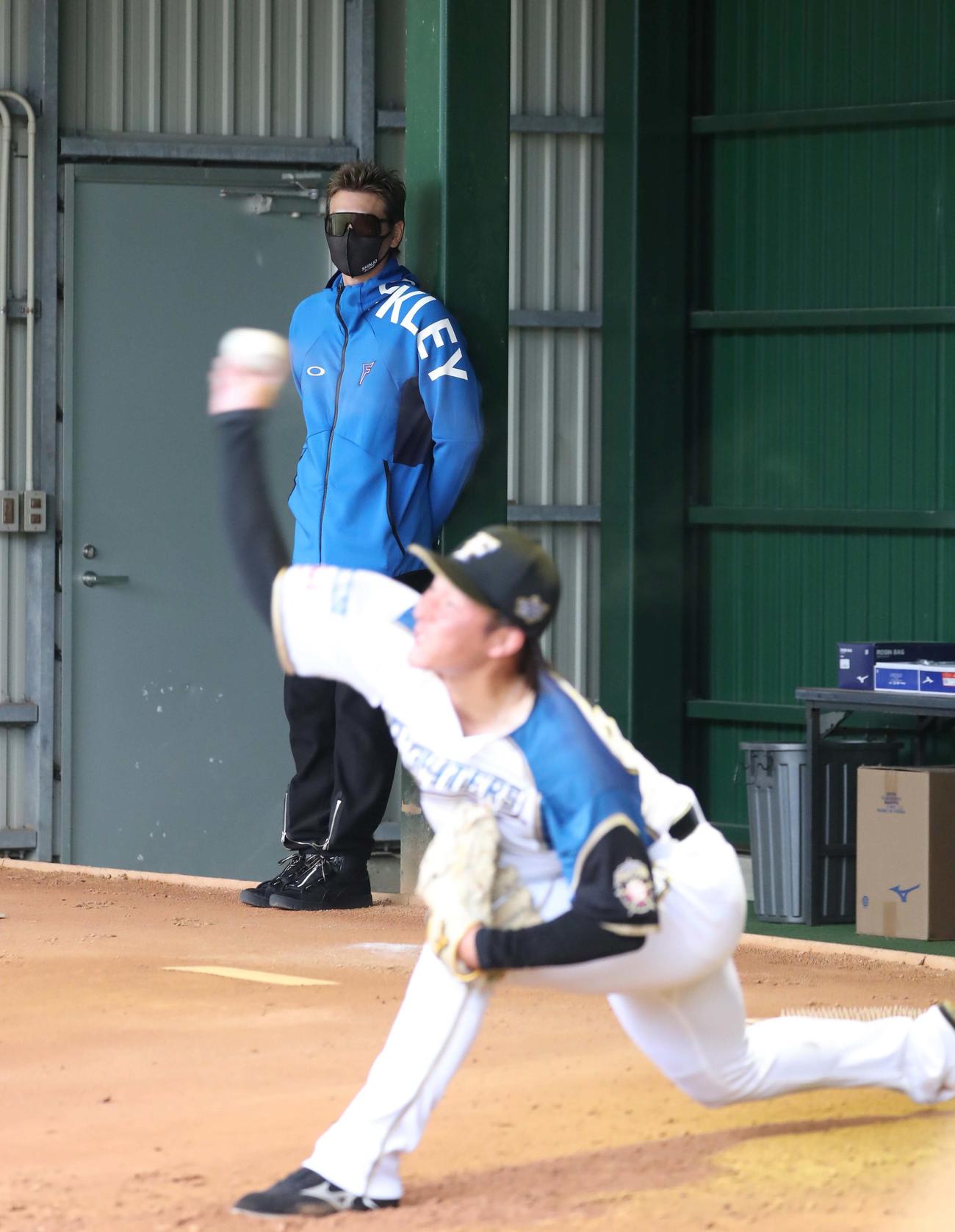 吉田の投球を見つめる新庄監督（撮影・黒川智章）