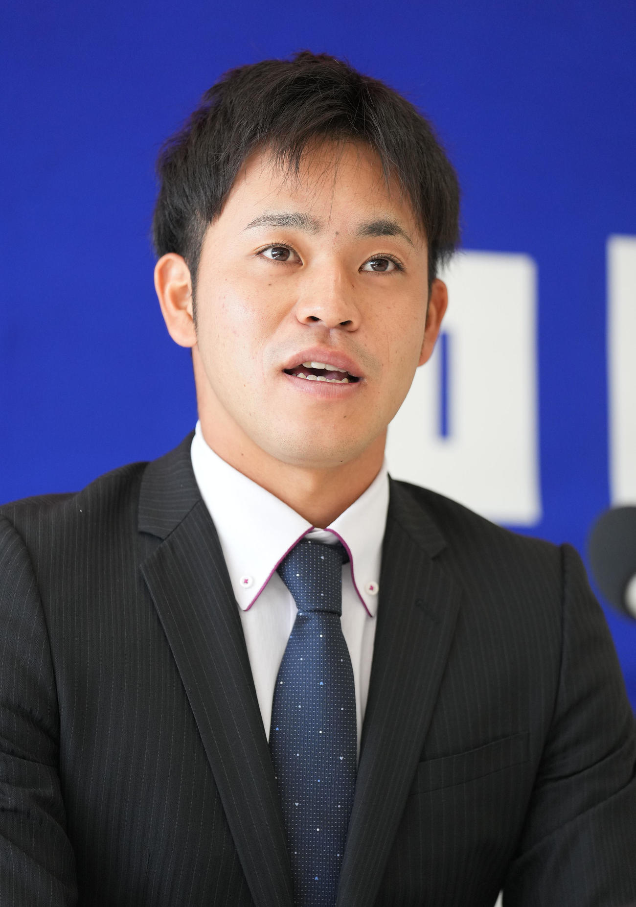 中日契約更改　契約更改を終え会見の席に着く三好（撮影・森本幸一）