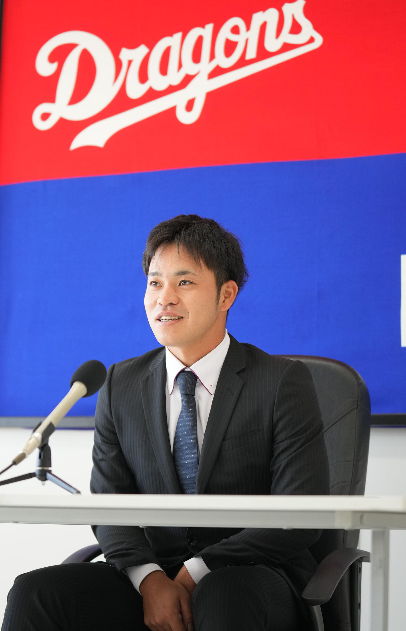 中日契約更改　契約更改を終え会見の席に着く三好（撮影・森本幸一）