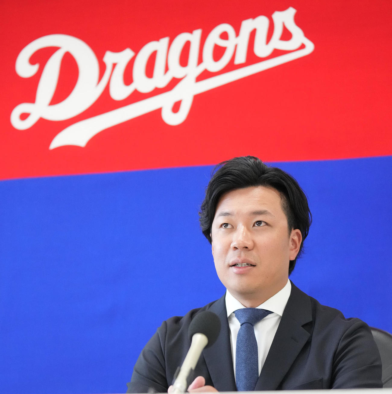 中日契約更改　契約更改を終え会見の席に着く大野雄（撮影・森本幸一）