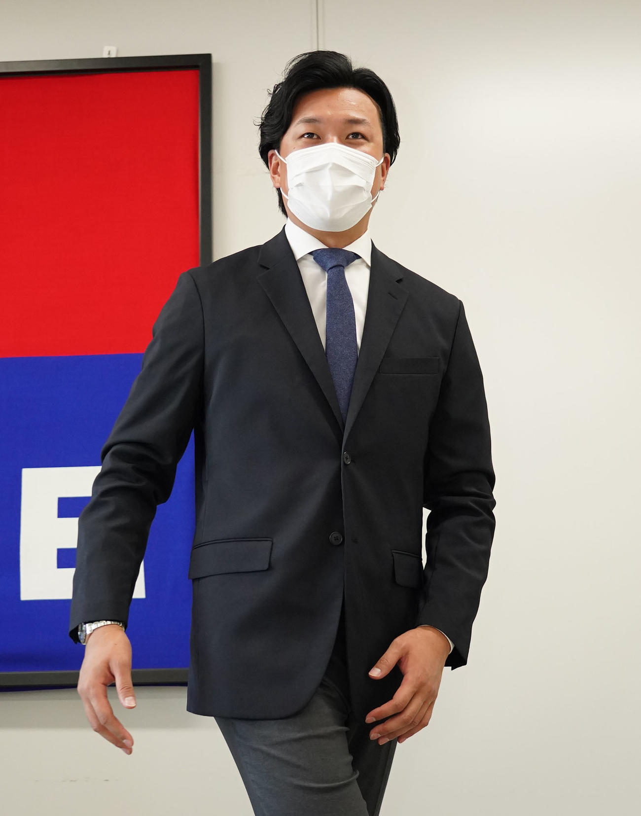 中日契約更改　会見を終え席を立つ大野雄（撮影・森本幸一）