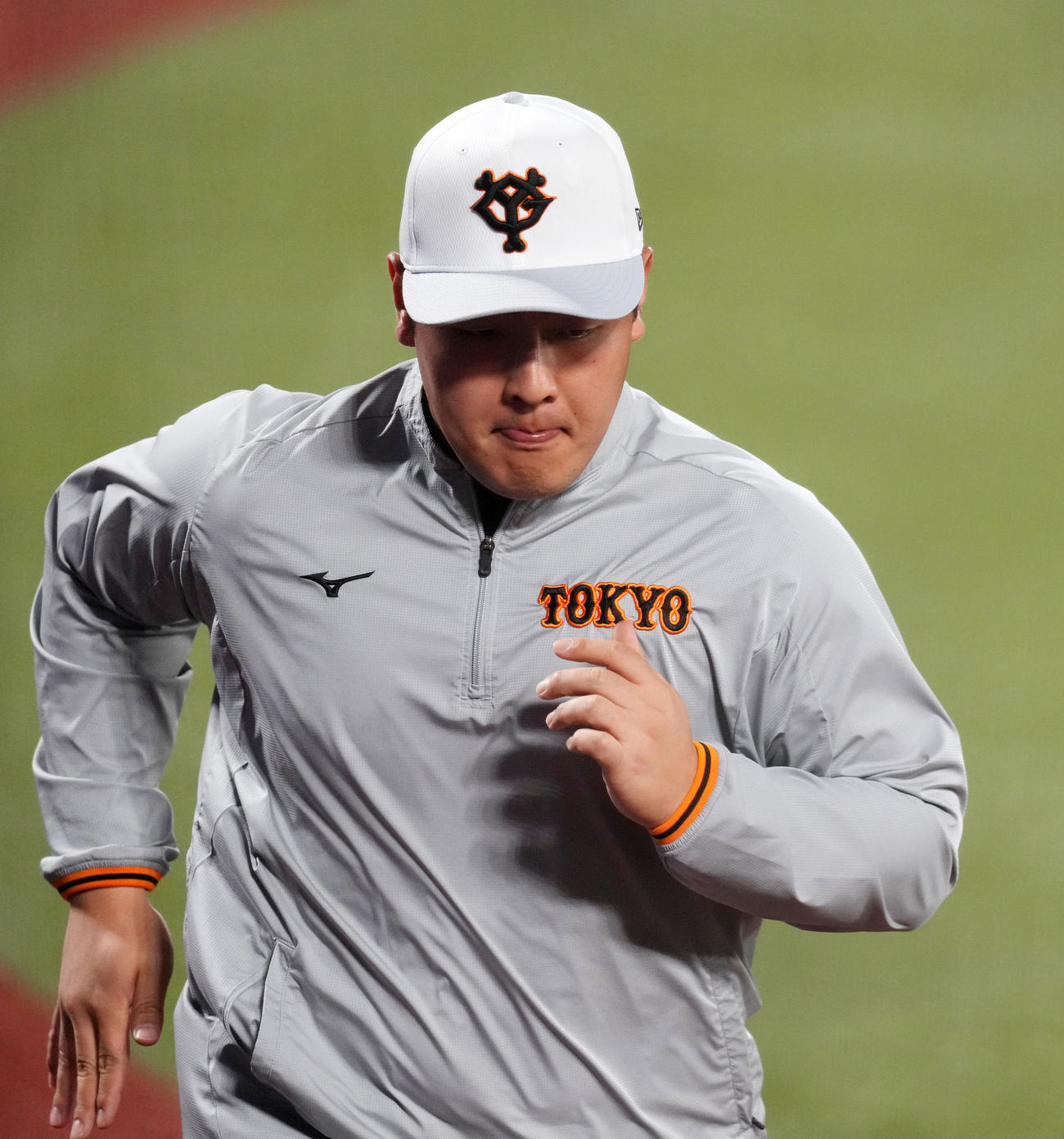 別メニューでトレーニングをする巨人岡本和（2021年11月9日撮影）