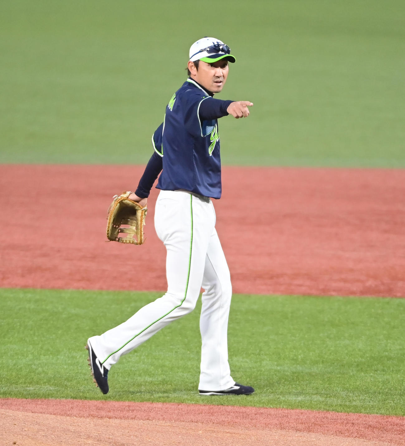 守備練習で好プレーをした捕手を指さすヤクルト内川聖一（2021年11月3日撮影）