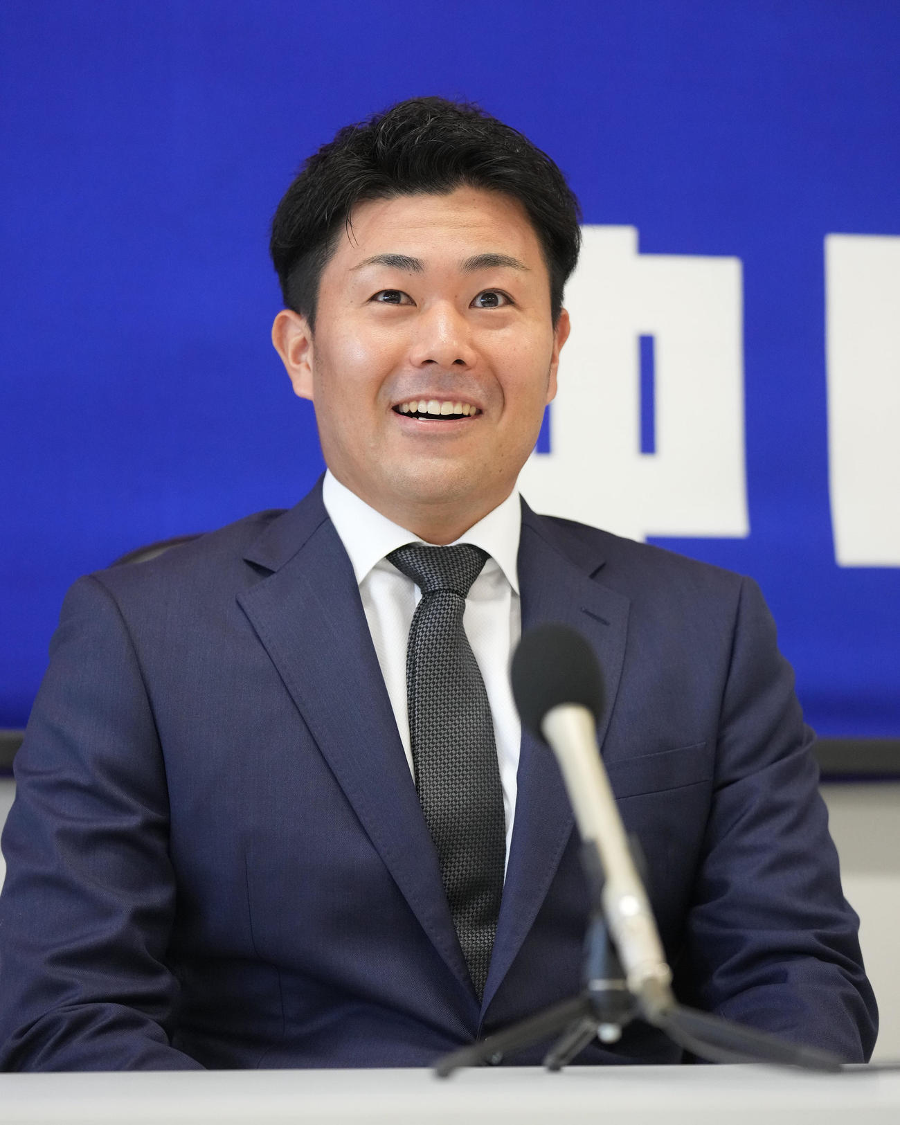 中日契約更改　契約交渉を終え明るい表情で会見する木下拓（撮影・森本幸一）