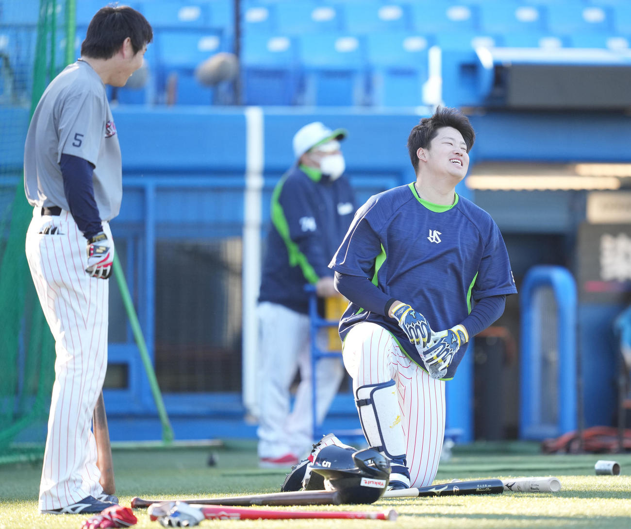 ヤクルト対巨人　試合前練習で談笑するヤクルト村上（右）と川端（撮影・鈴木みどり）