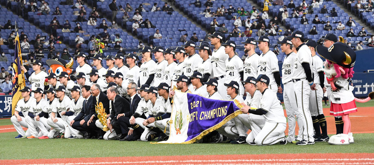 オリックス対ロッテ　パ・リーグ優勝セレモニーで記念撮影を行うオリックスナインと関係者（撮影・前岡正明）