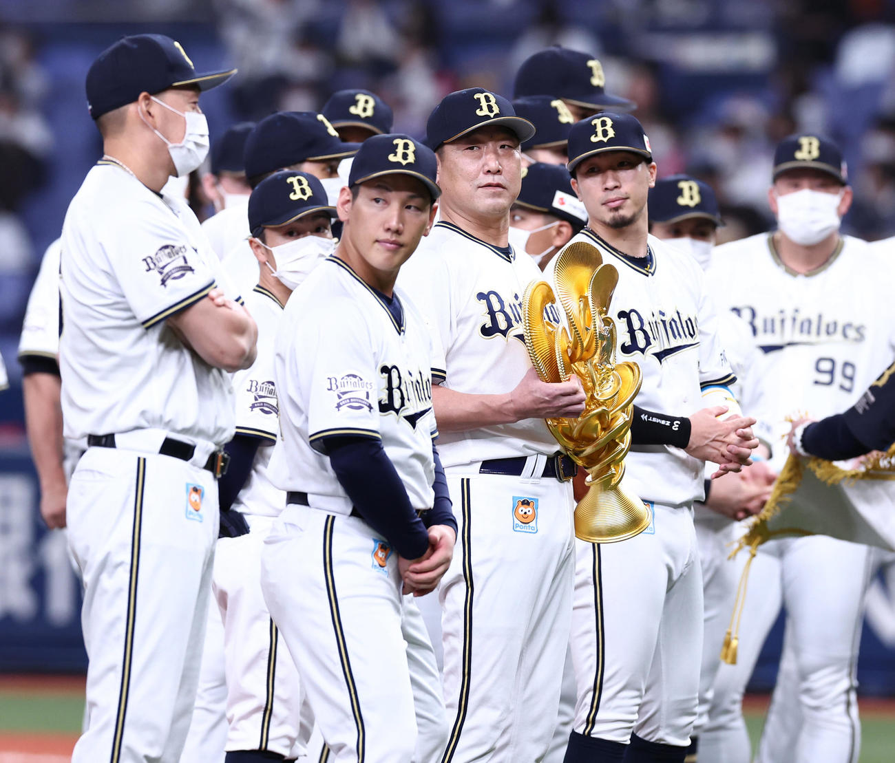 オリックス対ロッテ　試合前のセレモニーでパ・リーグ優勝トロフィーを手にするオリックス中嶋監督（中央）（撮影・垰建太）