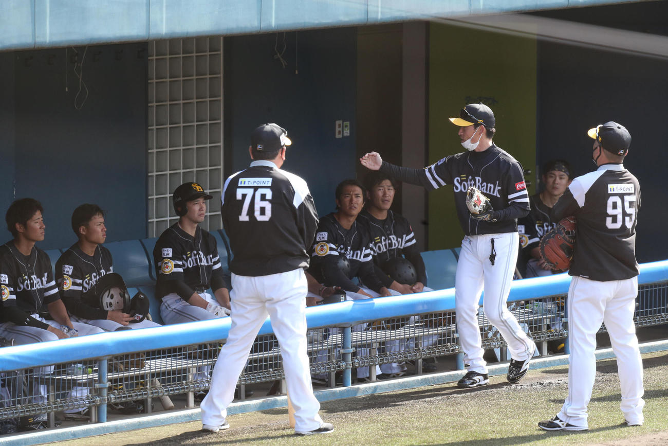 走塁練習を終えたナインは本多雄一コーチの話を真剣に聞く、中央は藤本博史監督（撮影・梅根麻紀）