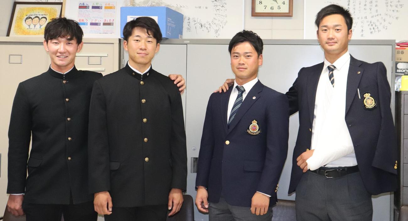 東京6大学野球連盟のプロ野球進路選択者向け研修会を受けた、右からヤクルト1位法大・山下輝、同2位明大・丸山、DeNA2位早大・徳山、ソフトバンク2位慶大・正木（撮影・古川真弥）