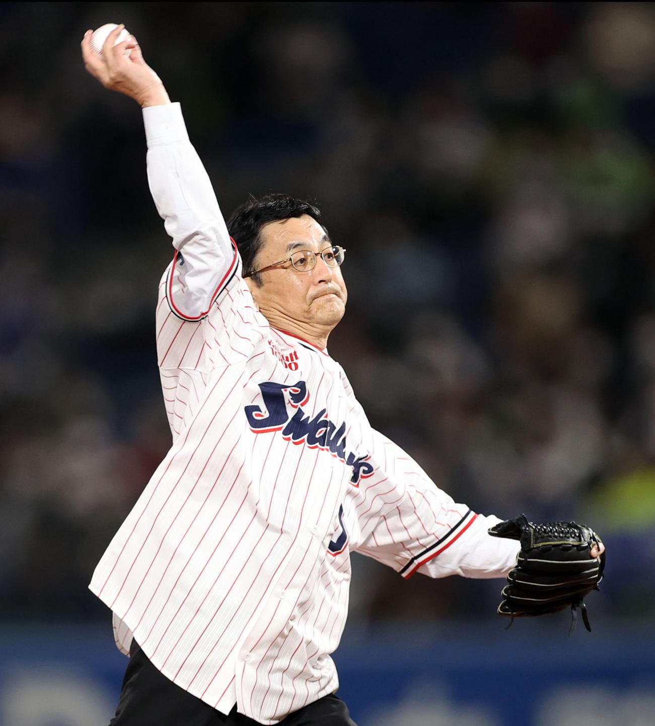 ヤクルト対巨人　始球式を務めるJERA代表取締役会長の佐野敏弘氏（撮影・狩俣裕三）