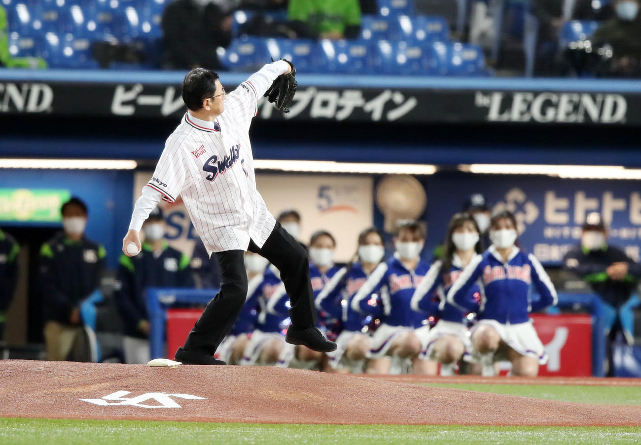 ヤクルト対巨人　始球式を行う佐野JERA代表取締役会長（撮影・加藤哉）