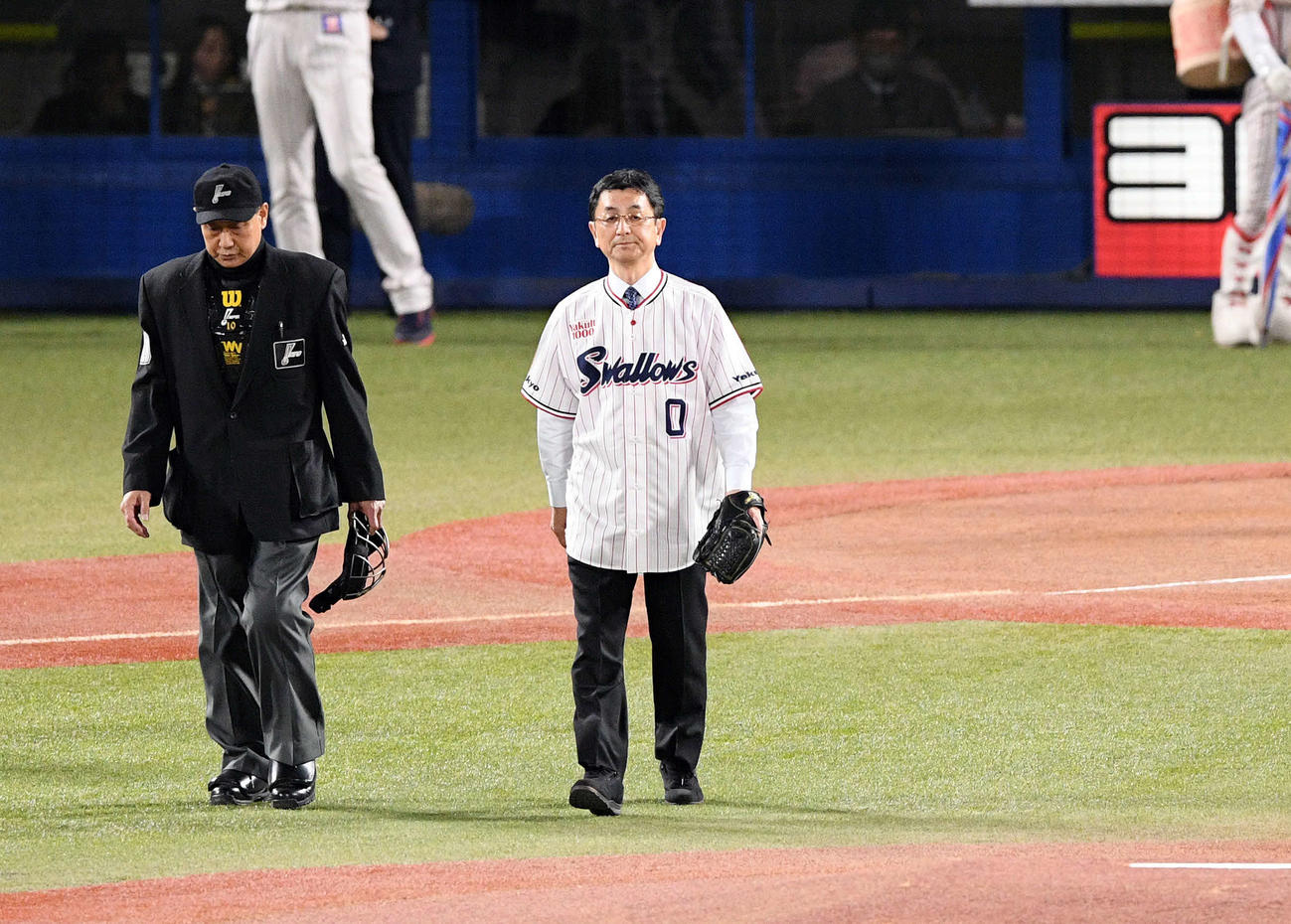 ヤクルト対巨人　始球式に臨む株式会社JERA佐野敏弘代表取締役会長（撮影・滝沢徹郎）
